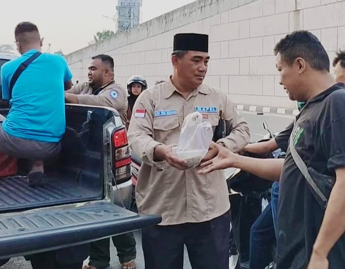 Sahabat Bung Frans Gandeng MAPEL Bagi-bagi Takjil Jumat Berkah di Pekanbaru