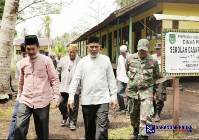 Di Sela-sela Safari Ramadan, Pj Bupati Herman Tinjau Infrastruktur Sekolah dan Jembatan di Kecamatan Mandah