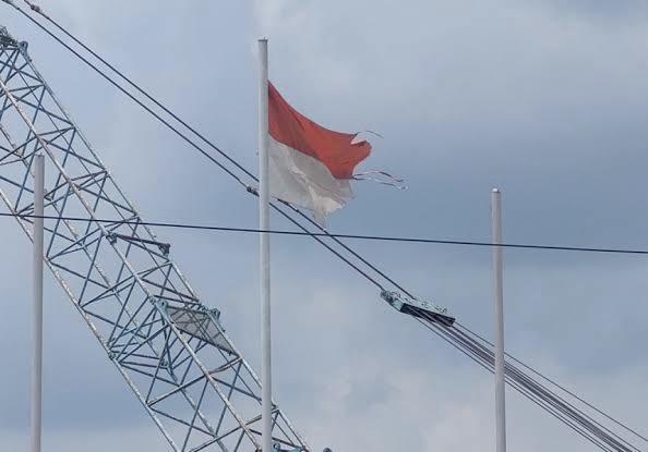Bendera Merah Putih Robek Berkibar Diduga di Kantor Perusahaan Pengeboran Minyak PT Asrindo Citraseni Satria Kontraktor PT PHR