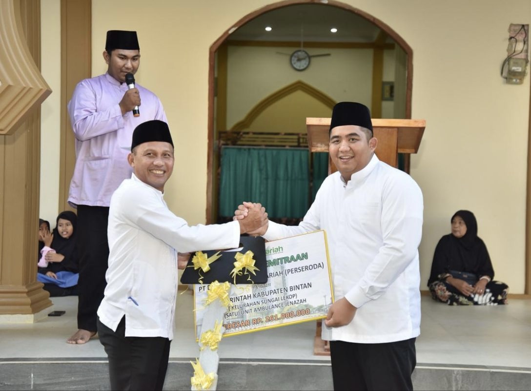 BRK Syariah Serahkan Program CSR Berupa Mobil Ambulans dan Etalase untuk Masyarakat Sungai Lekop 