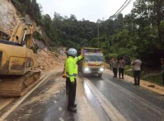 Antisipasi Bencana Longsor, Pemprov Riau Siagakan Alat Berat di Daerah Rawan