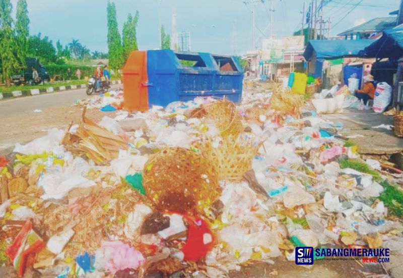 Sampah Menumpuk dan Berserakan di Pasar Tuah Serumpun Perawang, Kinerja DLH Siak Dipertanyakan