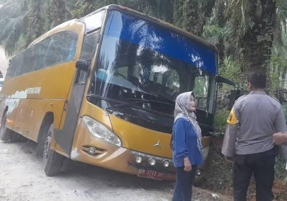 Bus Rombongan Guru Pekanbaru Terperosok di Objek Wisata Kampar