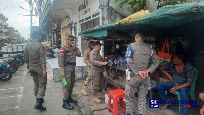 Satpol PP Kepulauan Meranti Hentikan Penjualan dan Konsumsi Tuak di Warung Tepi Jalan di Selatpanjang