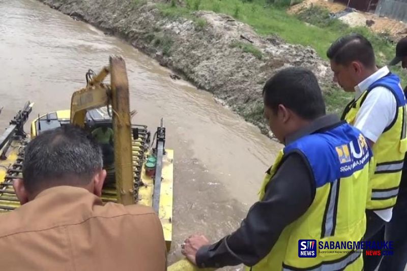 Antisipasi Banjir, Pemko Pekanbaru Lakukan pengerukan Sungai Sail Menggunakan Alat Berat