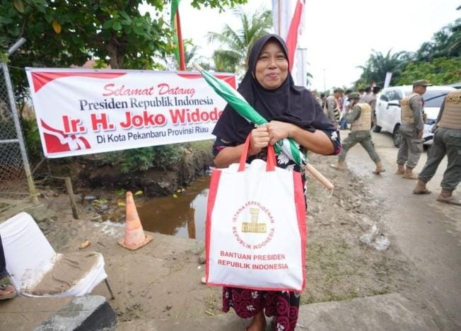 Masyarakat Tenayan Raya Antusias Dapat Bantuan Sembako Gratis dari Presiden Joko Widodo Saat Kunker ke Riau
