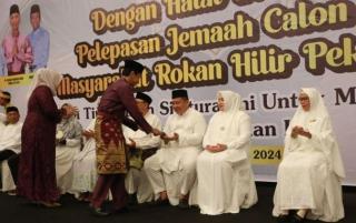 Hadiri Halalbihalal Pelepasan CJH Rokan Hilir, Pj Sekda Provinsi Riau Ikut Proses Tepuk Tepung Tawar