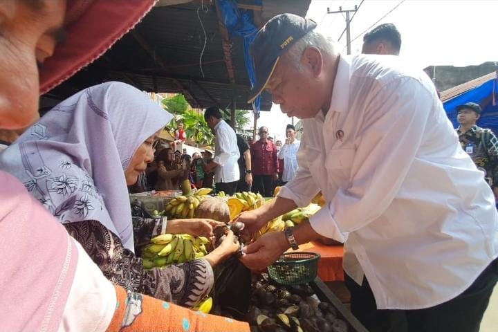 Kunjungi Pasar Senggol di Kota Dumai, Menteri PUPR Basuki Tawari Presiden Jokowi Jengkol