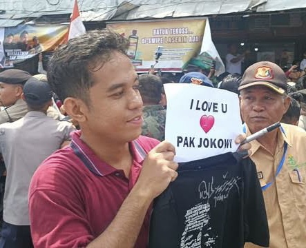 Batara Gemetaran Saat Dapat Kaos dari Presiden Jokowi yang Blusukan di Pasar Dumai