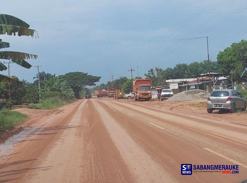 Jalan Lintas Sumatera di Rohil Berlumpur dan Licin Dampak Aktivitas Pembuatan Tapak Sumur Blok Rokan