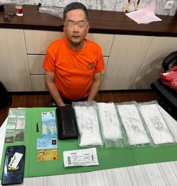 Dua Pengedar Narkoba Diamankan di Bandara SSK II Pekanbaru, 2 Kg Sabu Jadi Barang Bukti