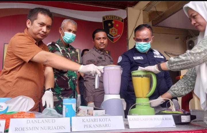 Gunakan Modus Baru, Polisi Gagalkan Pengiriman Narkotika Bersama Ayam Hidup di Bandara SSK II Pekanbaru