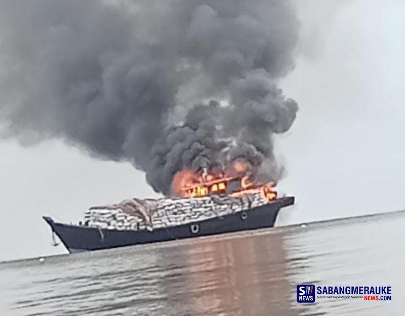 KM Bintang Jaya Bermuatan Arang Kayu Ludes Terbakar di Perairan Mendol