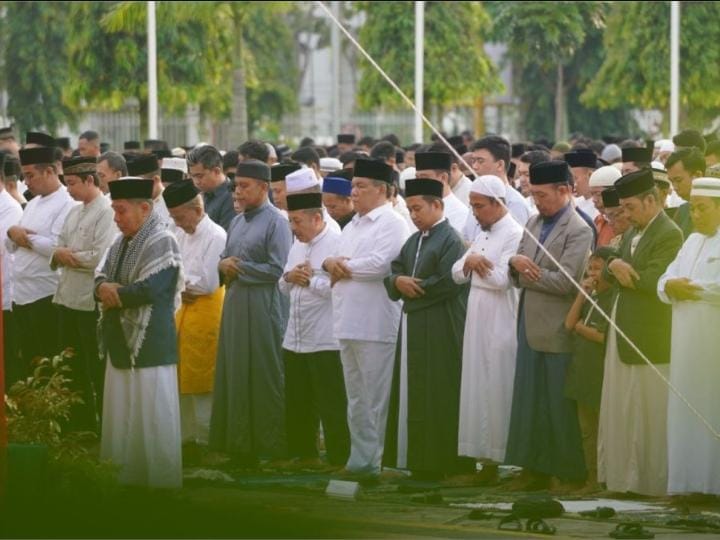 Pj Gubri Laksanakan Sholat Iduladha di Halaman Kantor Gubernur Riau