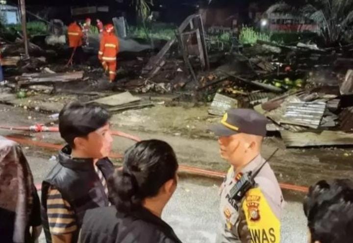 13 Kios di Pasar Pulau Payung Ludes Dilalap Api,  Penyebab Masih Diselidiki