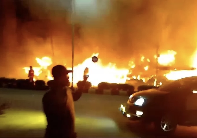Malam Idul Adha Membara, Puluhan Kios Buah di Pasar Pulau Payung Dumai Ludes Dilalap Api