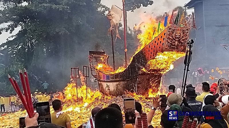 Puluhan Ribu Masyarakat Saksikan Pembakaran Replika Kapal Tongkang  di Rokan Hilir