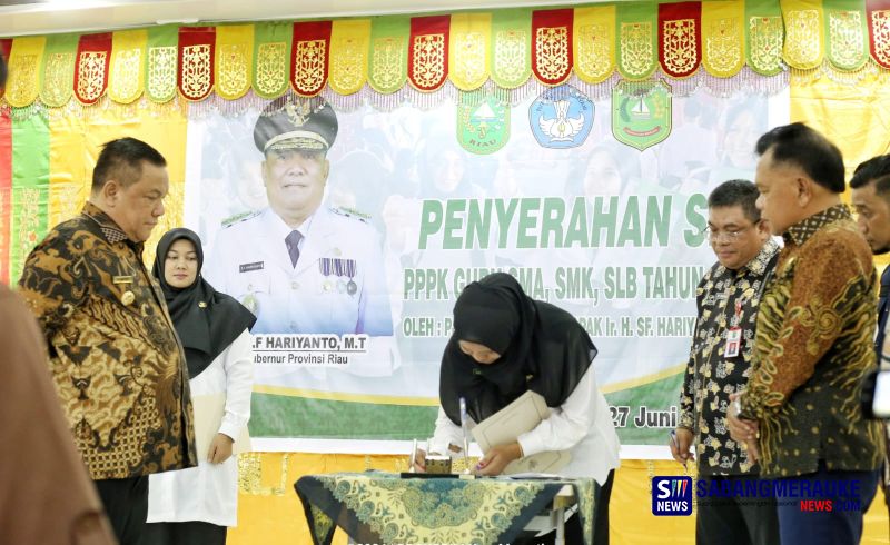 Pj Gubernur Riau Serahkan SK PPPK di Kabupaten Kepulauan Meranti