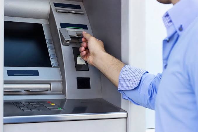 Kiamat Layanan Perbankan Konvensional: Setahun 733 Kantor Tutup, Ribuan Mesin ATM Dimatikan!