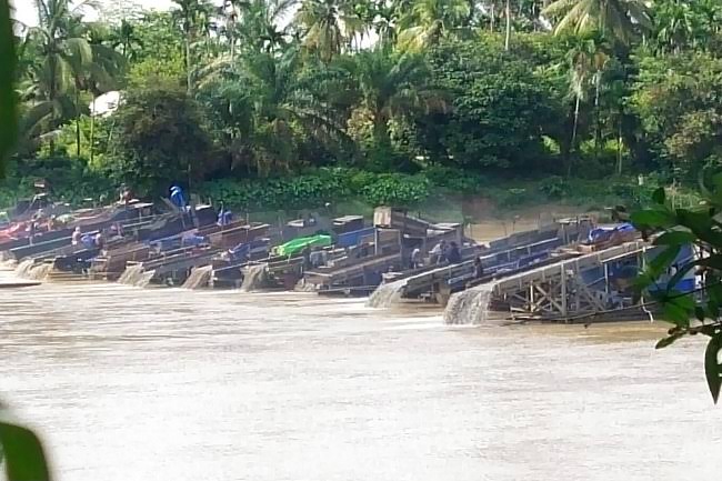Sungai Indragiri Dalam Ancaman Kerusakan, Banyak Usaha Diduga Ilegal Tak Tersentuh Hukum