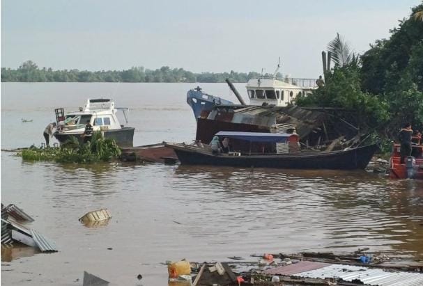 Sejumlah Rumah Warga di Sepanjang Sungai Indragiri Inhil Ambruk Karena Abrasi