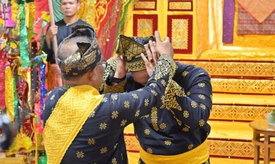 LAMR Memberikan Gelar Adat Datuk Seri Indra Bijaksana Negeri pada Kapolres Inhu