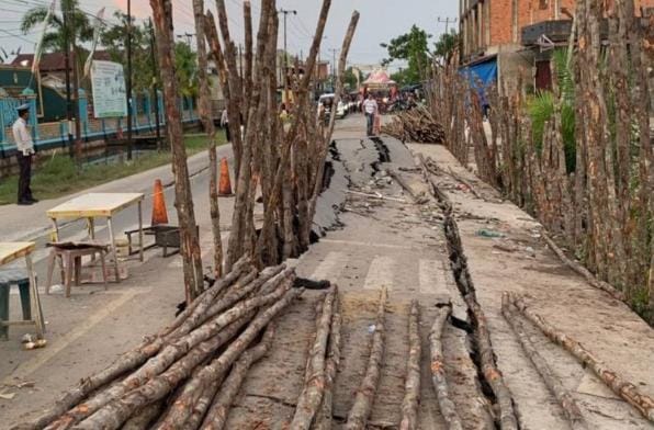 Retakan Jalan Parit Enam di Tembilahan Semakin Parah Pasca Longsor