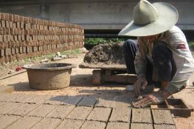 Keren! Dosen-Mahasiswa Ini Berhasil Bikin Bata Ramah Lingkungan dari Limbah Jerami Padi