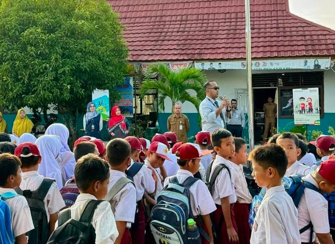 BRK Syariah Pekanbaru Arifin Ahmad Perkenalkan Sistem Keuangan Perbankan ke Siswa SD