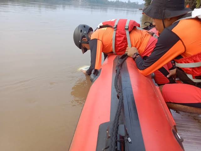 Perahu Tenggelam di Sungai Indragiri, Seorang Pemancing Hilang