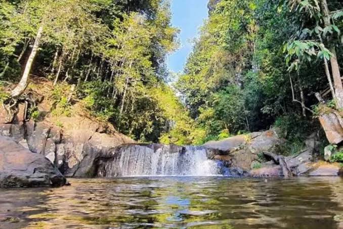 Sensasi Air Terjun Lubuk Nginiu di Kampar, Pesona di Tengah Hutan Rindang