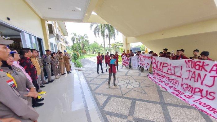 Mahasiswa ITP2I Tagih Janji Bupati Zukri, Gelar Demonstrasi ke DPRD Pelalawan