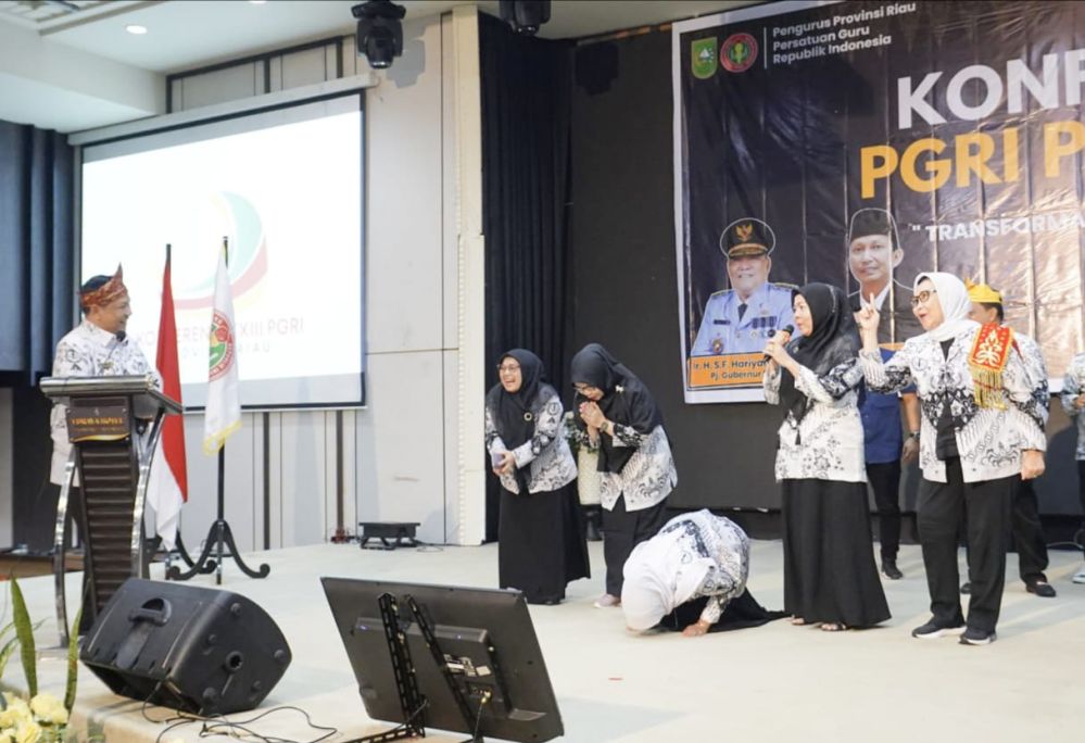 Pj Gubri Berangkatkan Umroh 31 Masyarakat Riau yang Berjasa dan Berprestasi
