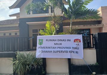 Ada Logo KPK, 5 Rumah Dinas Milik Pemprov Riau yang Dikuasai Ilegal Disegel