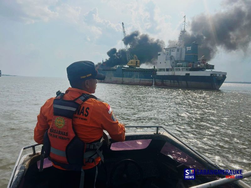 Breaking News: Kapal Tanker KM Lintas Bahari Bermuatan Sagu Terbakar di Perairan Kepulauan Meranti