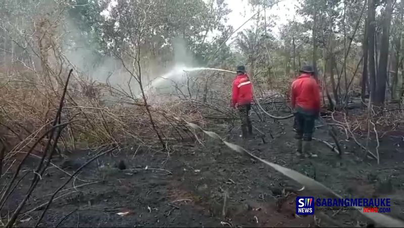 Sempat Terbakar, Manggala Agni Lakukan Pendinginan di Kecamatan Rumbai Pekanbaru