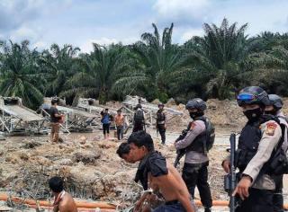 Polisi Bakar 5 Rakit Penambangan Emas Ilegal di Sungai Lado Kuansing