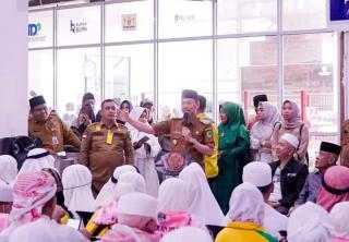 Bupati Afrizal Sintong Sambut Kepulangan Jamaah Haji Kloter 14 Asal Rokan Hilir