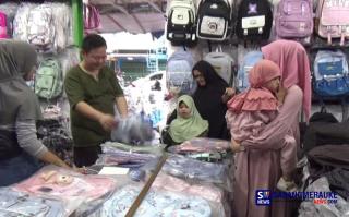 Jelang Tahun Ajaran Baru, Toko Penjual Perlengkapan Sekolah di Pekanbaru Mulai Ramai Pembeli