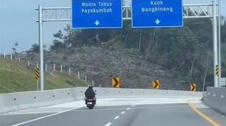 Heboh Pengendara Sepeda Motor Masuk Jalan Tol di Kampar