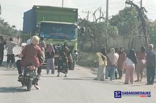 Emak-emak di Inhu Hadang Truk yang Melintas, Marah karena Jalan Rusak Berdebu