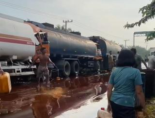 Miris! Kecelakaan Truk di Jalan Lintas Dumai-Rohil, Masyarakat Malah Berebut CPO 