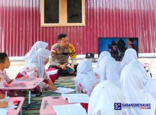Pak Polisi Ashobirin Sulap Pos Bhabinkamtibmas Desa Bokor Jadi Tempat Belajar-Literasi Digital Anak Pulau Terluar Kepulauan Meranti