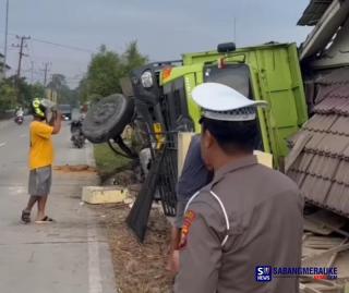 Truk Batu Bara Tabrak Rumah Warga di Indragiri Hulu, Ada Korban Jiwa? 