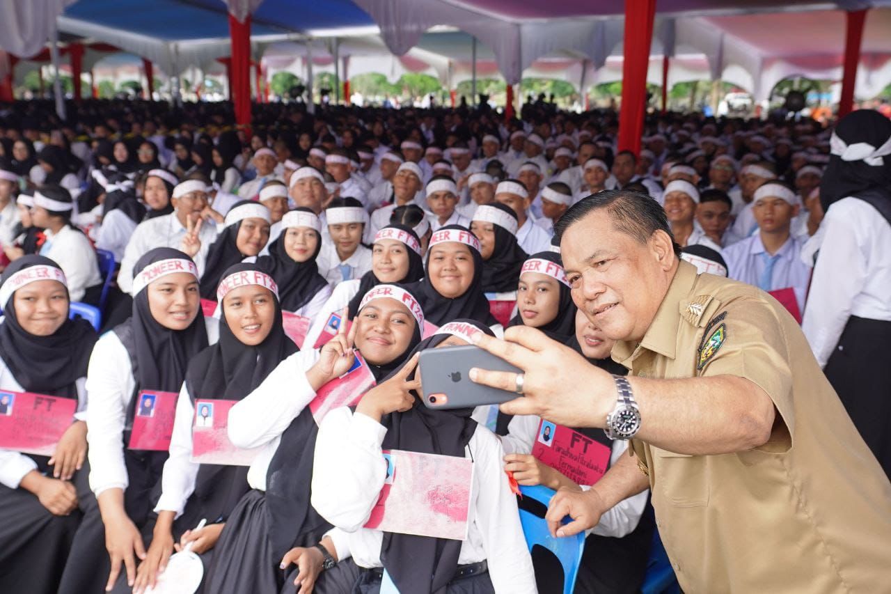 Ribuan Mahasiswa Baru Universitas Riau Sambut Kedatangan SF Hariyanto: Bentuk Karakter dan Kompetensi Diri!