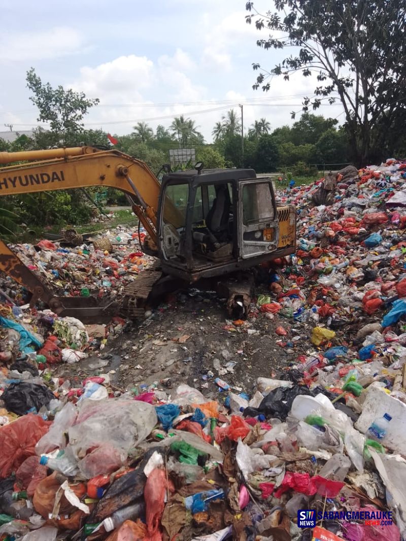 Alat Berat Rusak Picu Sampah Menumpuk dan Meluber di TPS Gogok Kepulauan Meranti, Warga Keluhkan Bau Menyengat