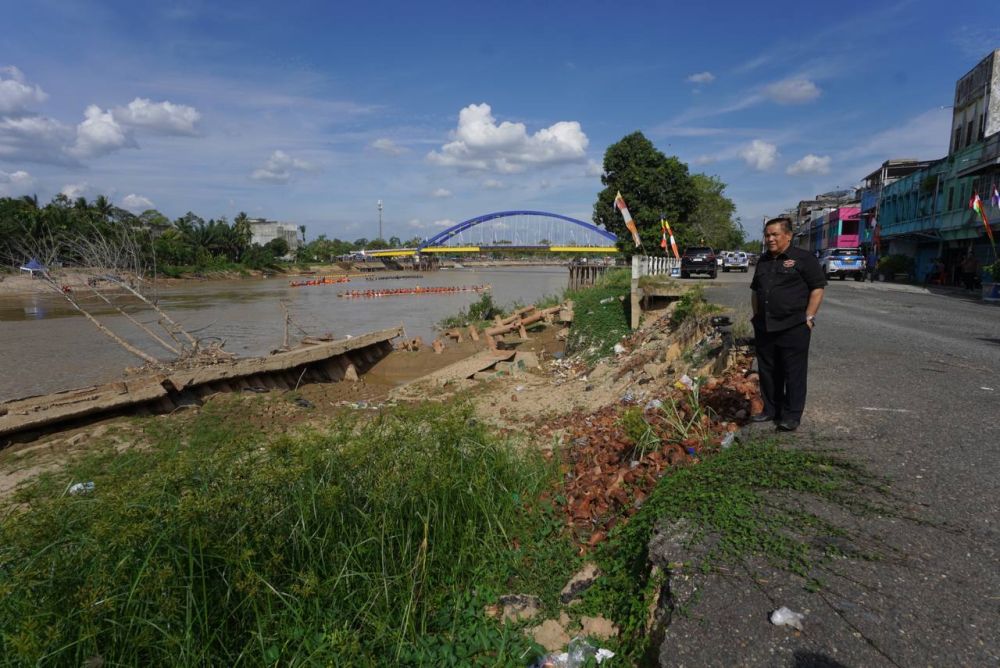 Warga Inhu Mengadu ke SF Hariyanto, Minta Longsor di Tepian Sungai Indragiri Diatasi