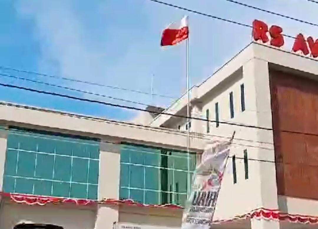 Heboh! RS Awal Bros Bagan Batu Rohil Pasang Bendera Merah Putih Terbalik 