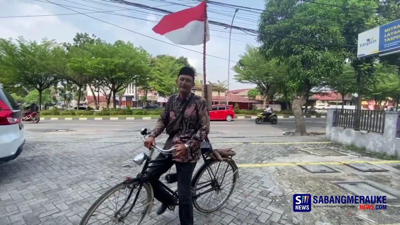 Rayakan Kemerdekaan, Ari Jumadi Keliling Kota Pekanbaru Pakai Sepeda Sambil Bawa Bendera Merah Putih