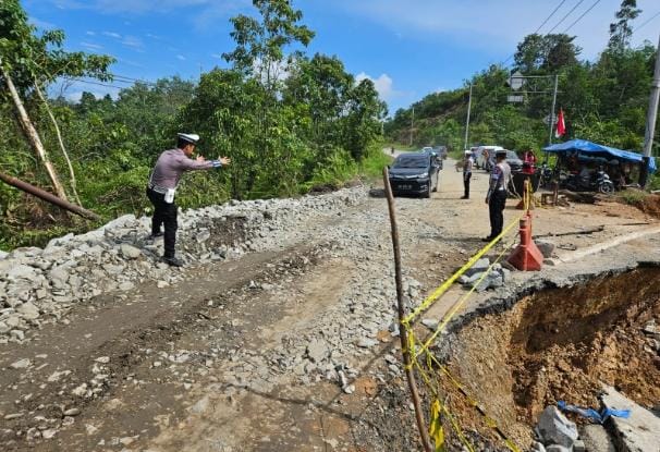 Jalan Lintas Riau-Sumbar Amblas, Sistem Buka Tutup Diberlakukan 